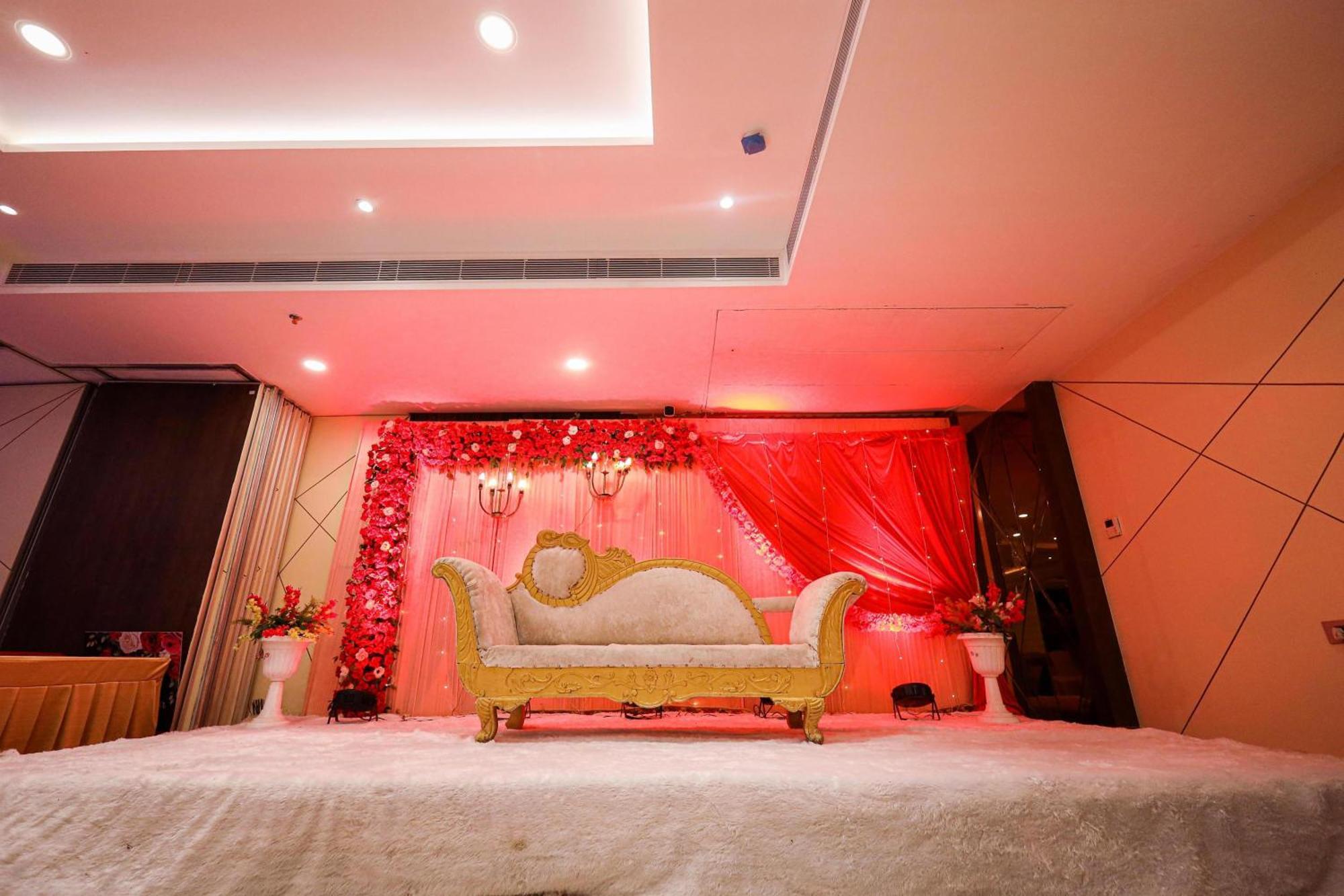 The Royal Legacy Hotel ลัคเนา ภายนอก รูปภาพ