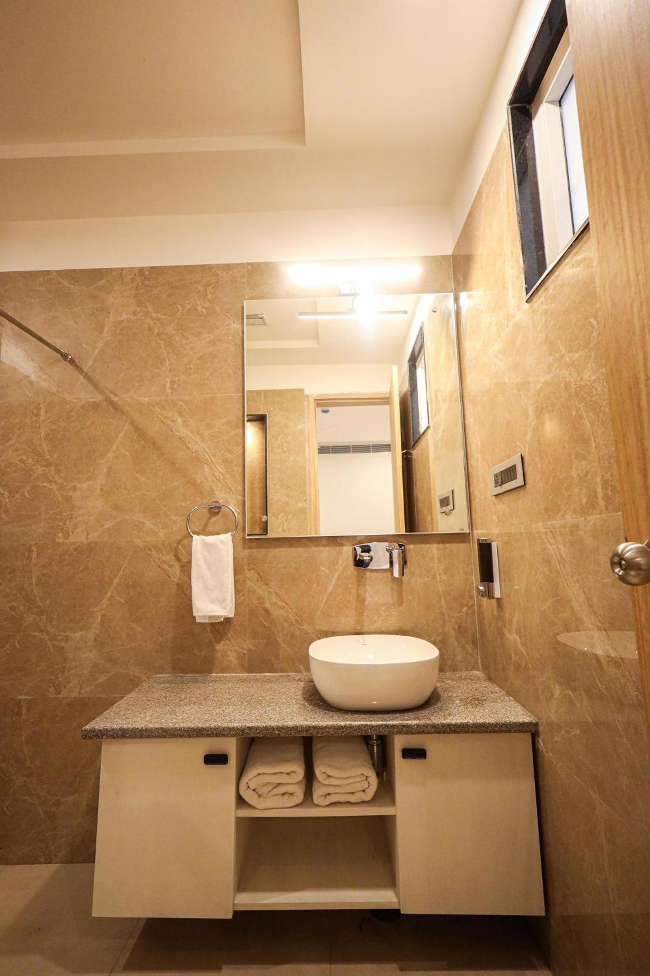 The Royal Legacy Hotel ลัคเนา ภายนอก รูปภาพ