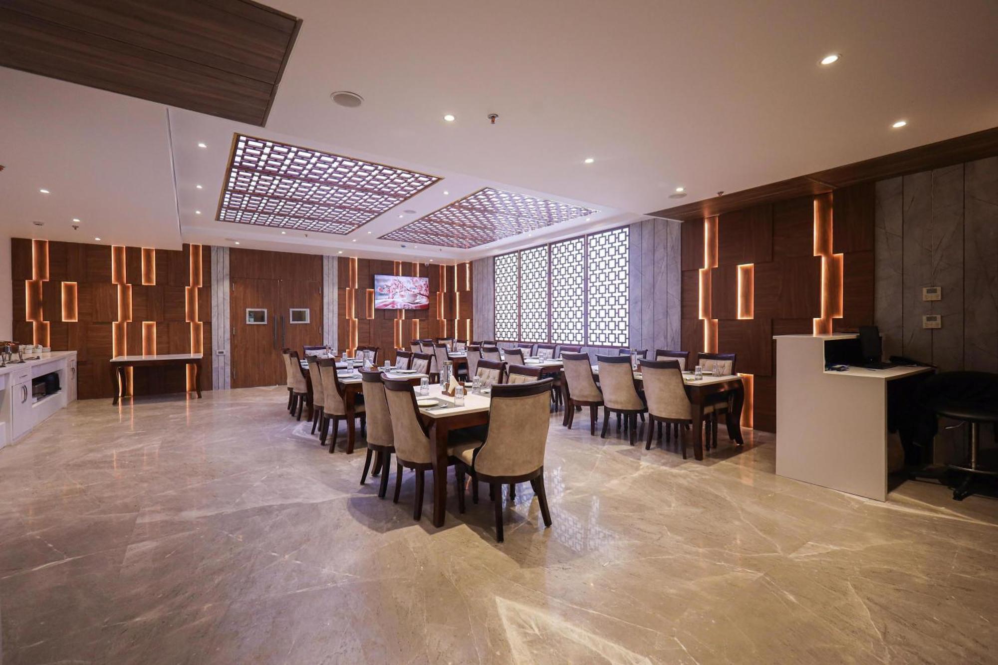 The Royal Legacy Hotel ลัคเนา ภายนอก รูปภาพ