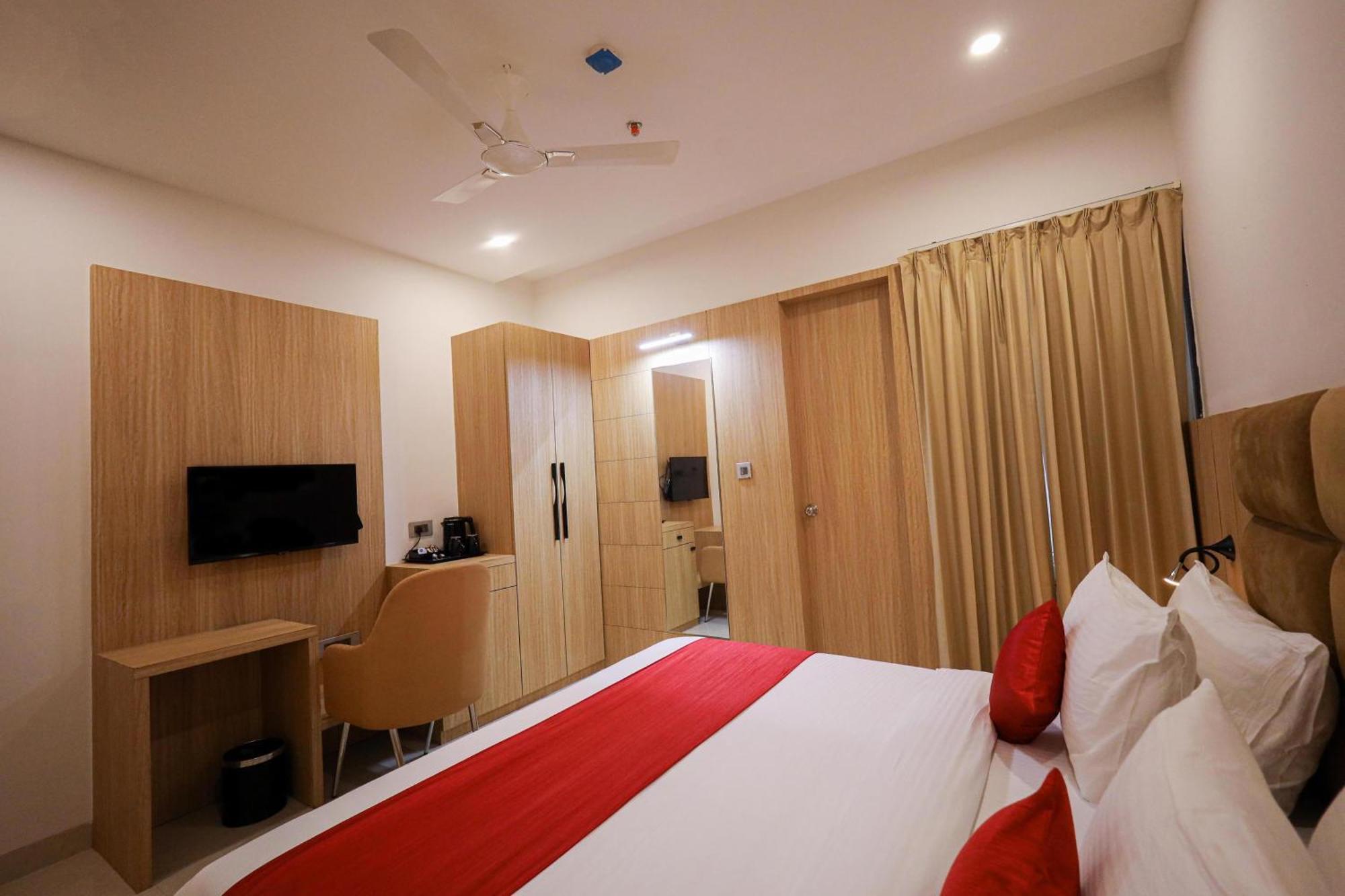 The Royal Legacy Hotel ลัคเนา ภายนอก รูปภาพ