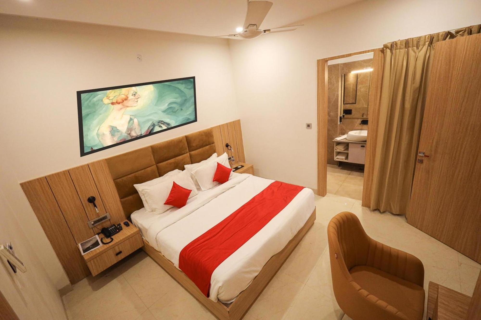 The Royal Legacy Hotel ลัคเนา ภายนอก รูปภาพ