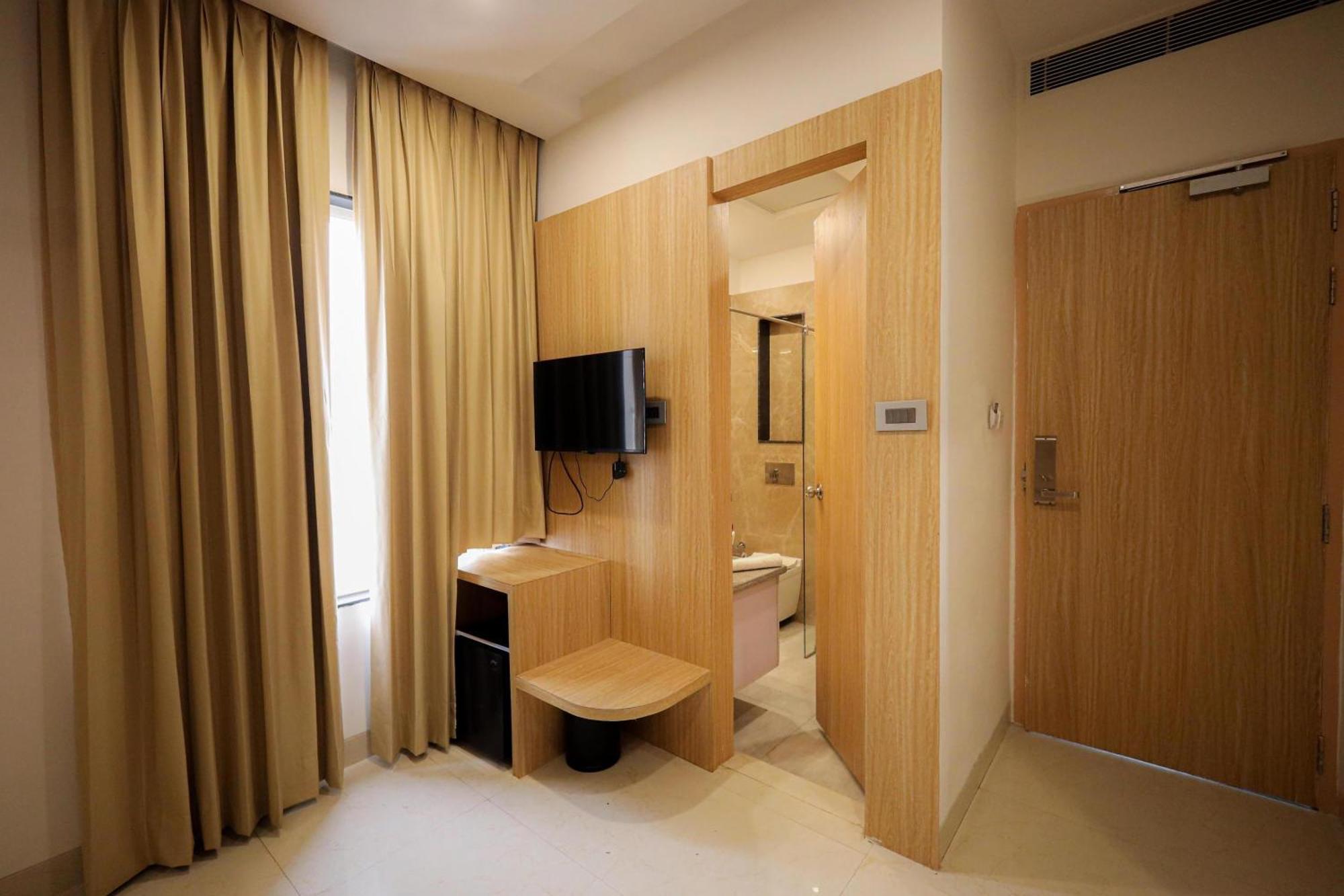 The Royal Legacy Hotel ลัคเนา ภายนอก รูปภาพ