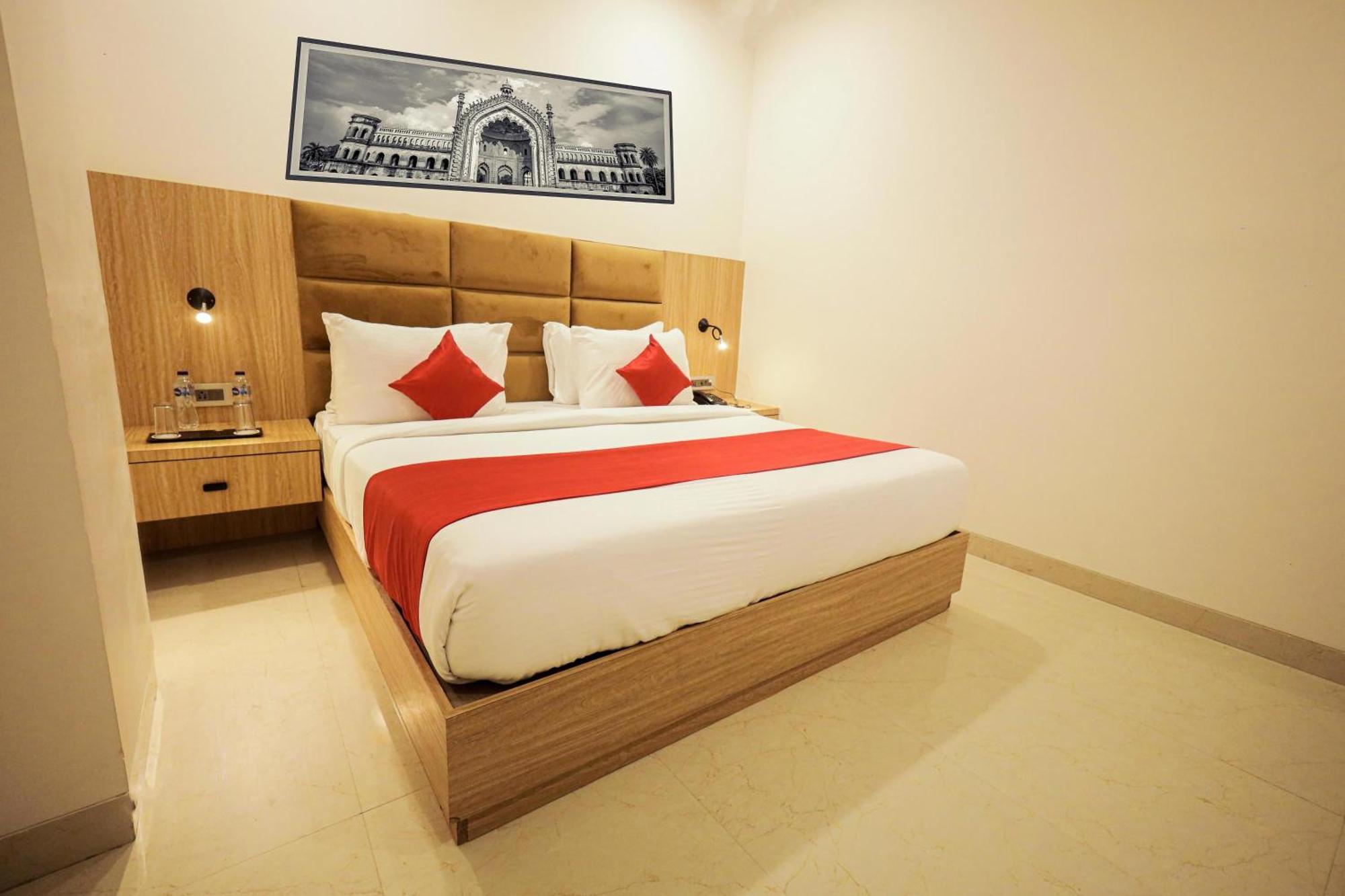 The Royal Legacy Hotel ลัคเนา ภายนอก รูปภาพ