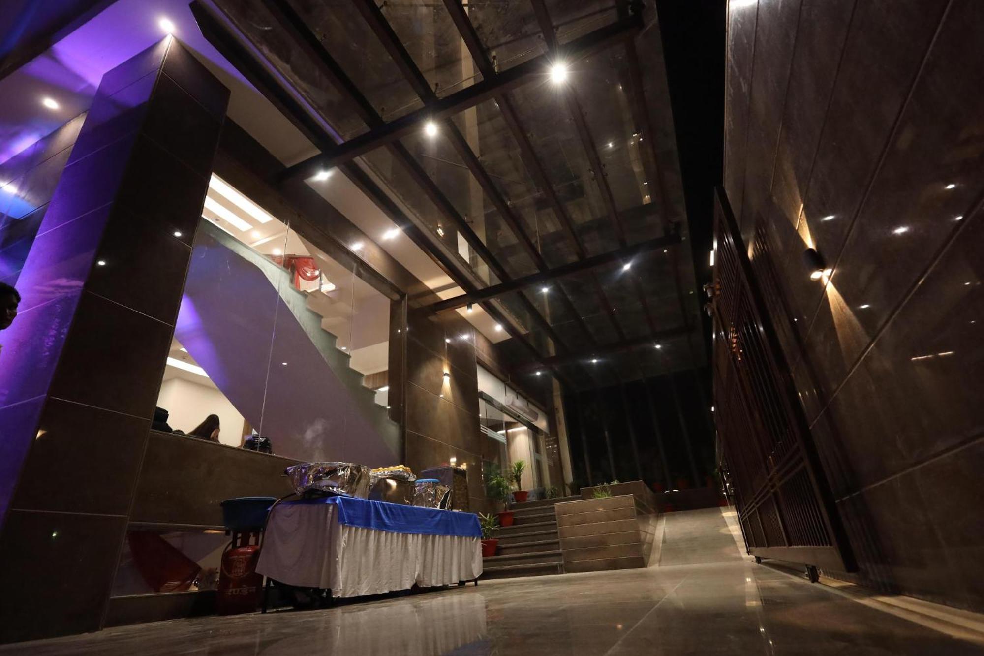 The Royal Legacy Hotel ลัคเนา ภายนอก รูปภาพ