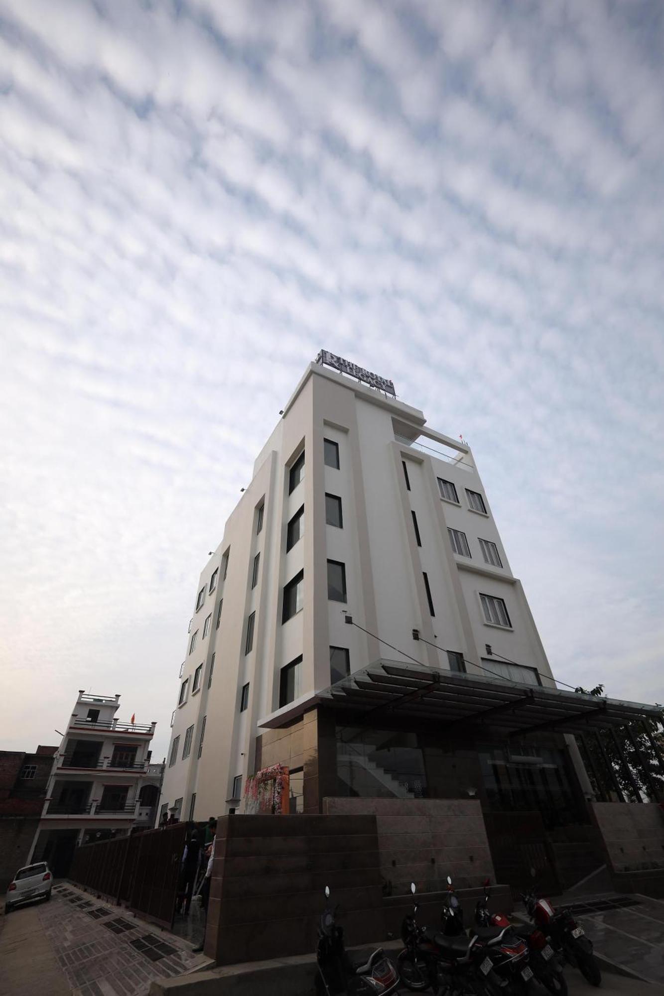 The Royal Legacy Hotel ลัคเนา ภายนอก รูปภาพ