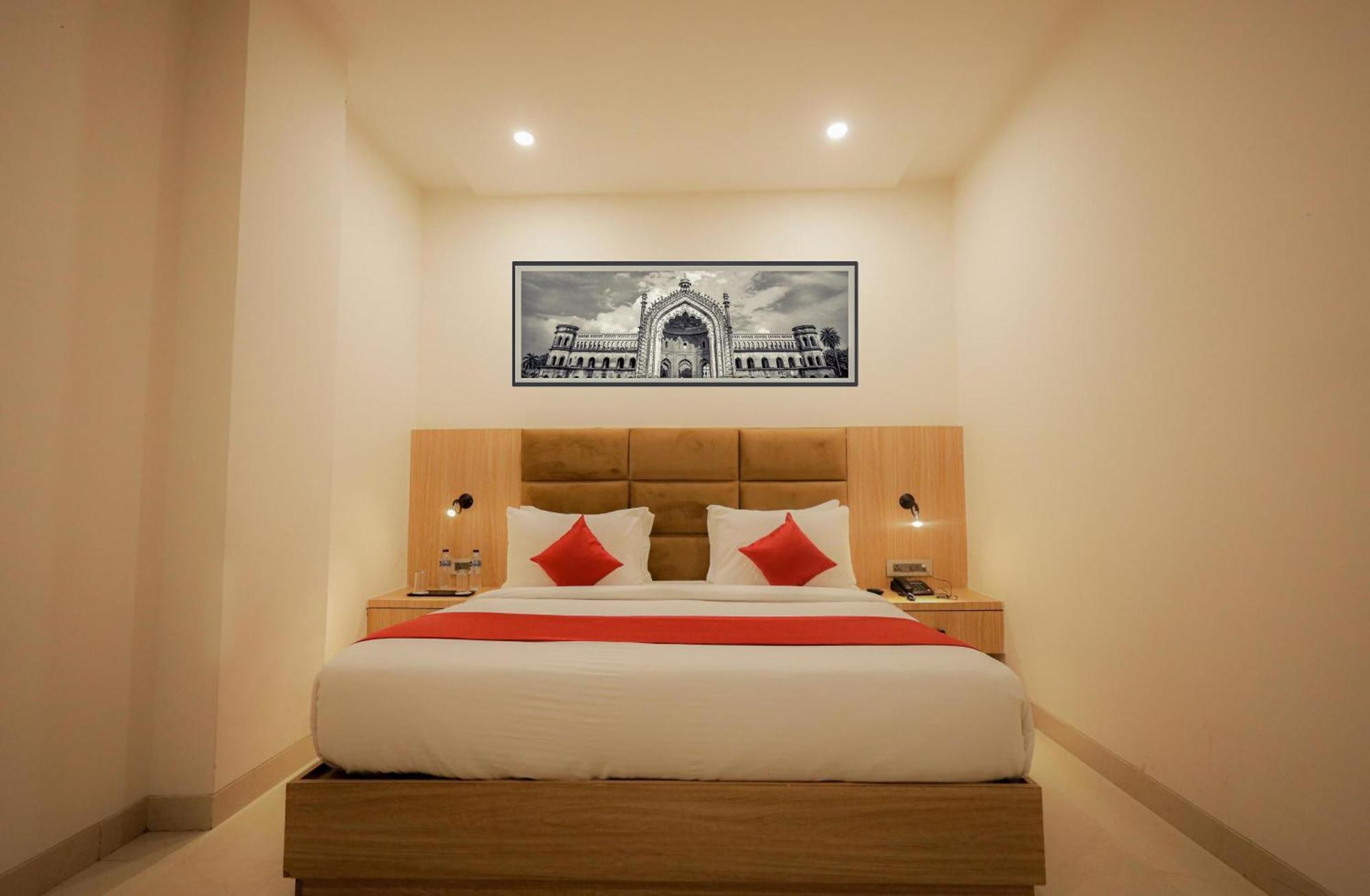 The Royal Legacy Hotel ลัคเนา ภายนอก รูปภาพ