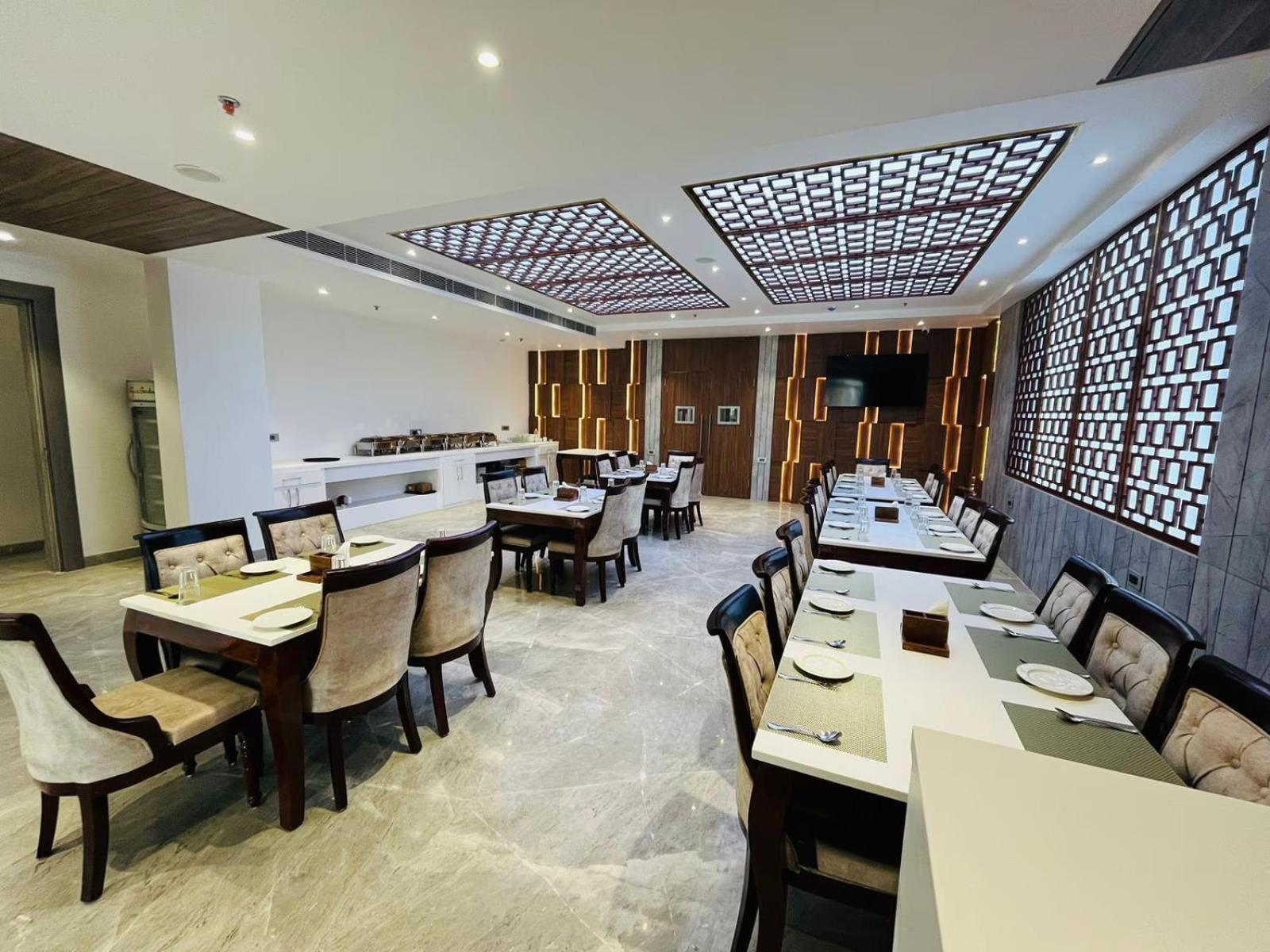 The Royal Legacy Hotel ลัคเนา ภายนอก รูปภาพ