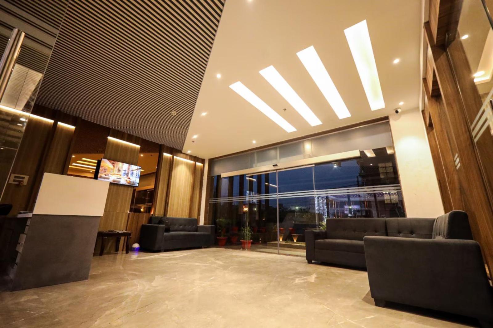 The Royal Legacy Hotel ลัคเนา ภายนอก รูปภาพ