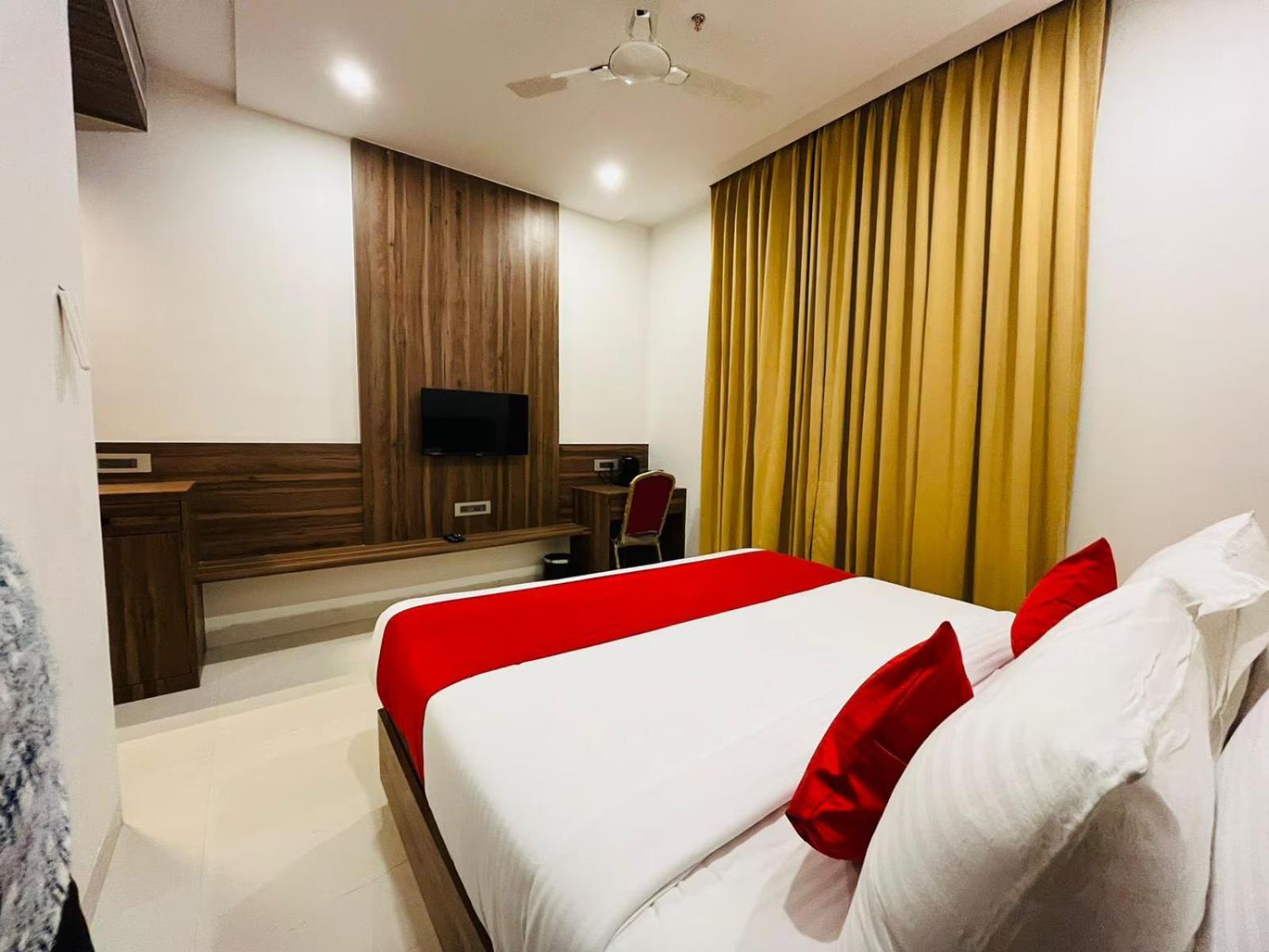 The Royal Legacy Hotel ลัคเนา ภายนอก รูปภาพ