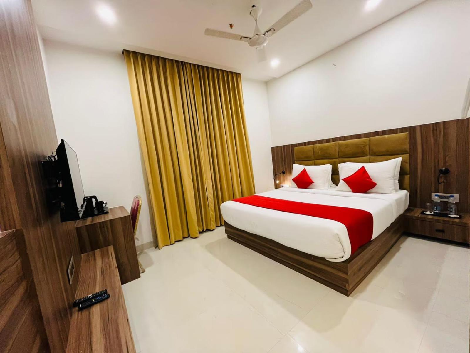 The Royal Legacy Hotel ลัคเนา ภายนอก รูปภาพ
