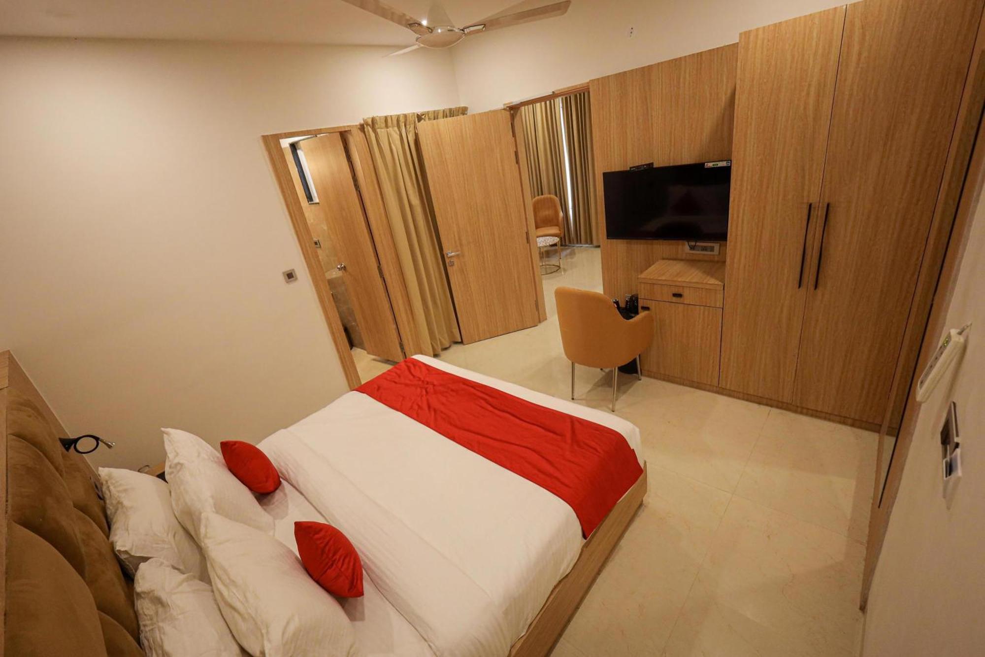 The Royal Legacy Hotel ลัคเนา ภายนอก รูปภาพ