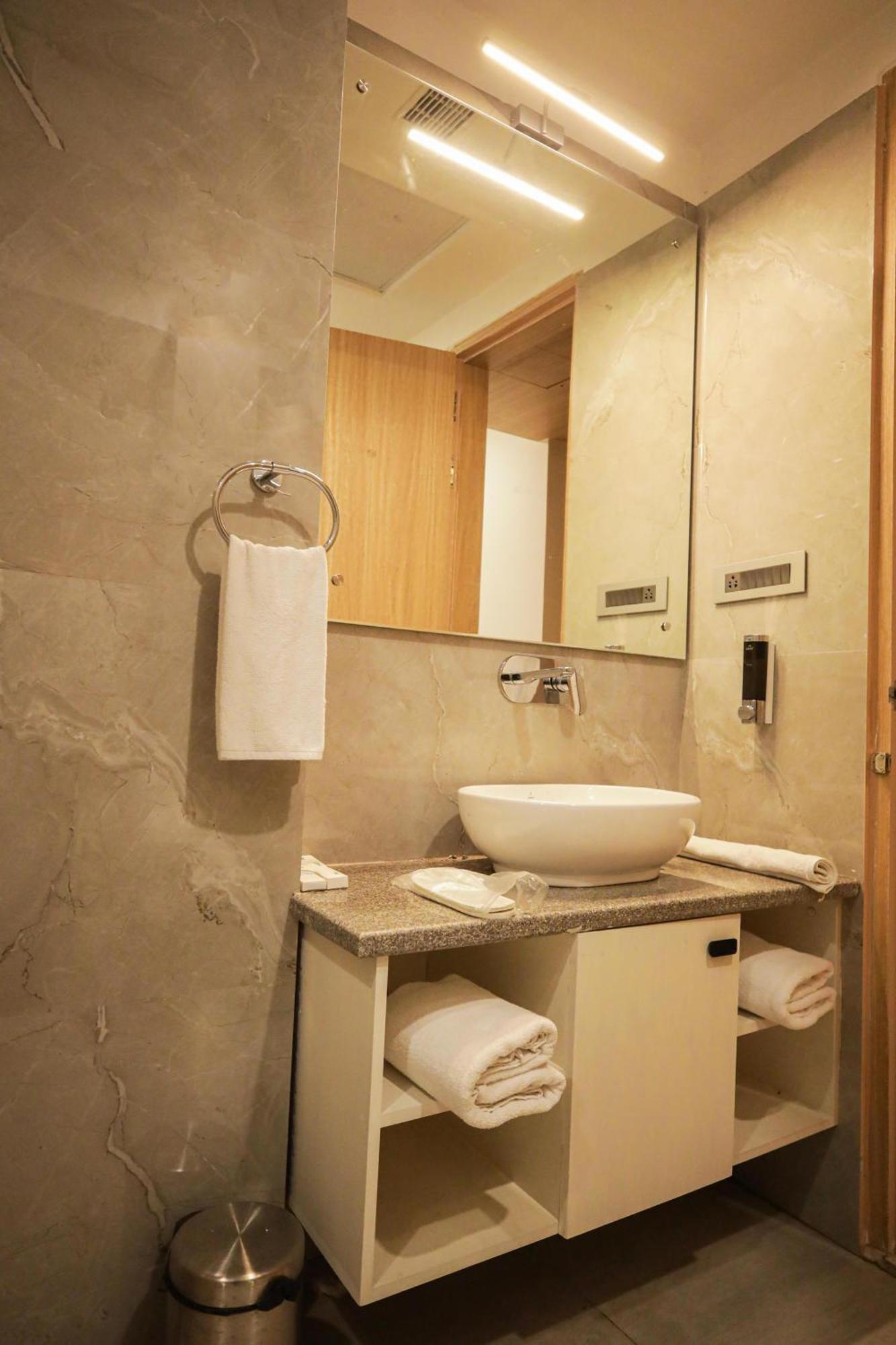 The Royal Legacy Hotel ลัคเนา ภายนอก รูปภาพ