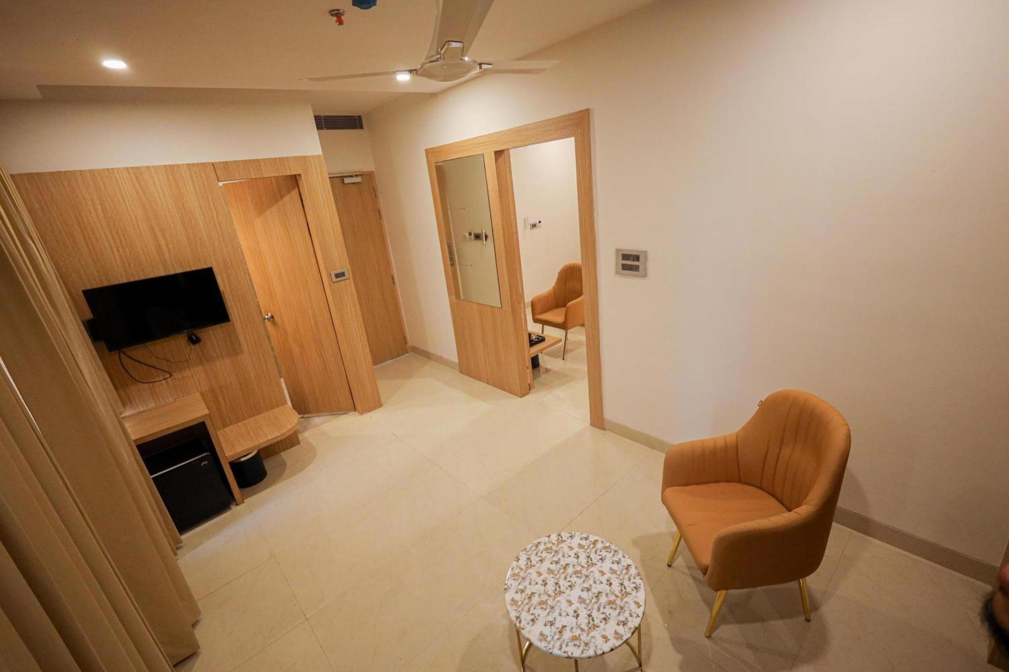 The Royal Legacy Hotel ลัคเนา ภายนอก รูปภาพ