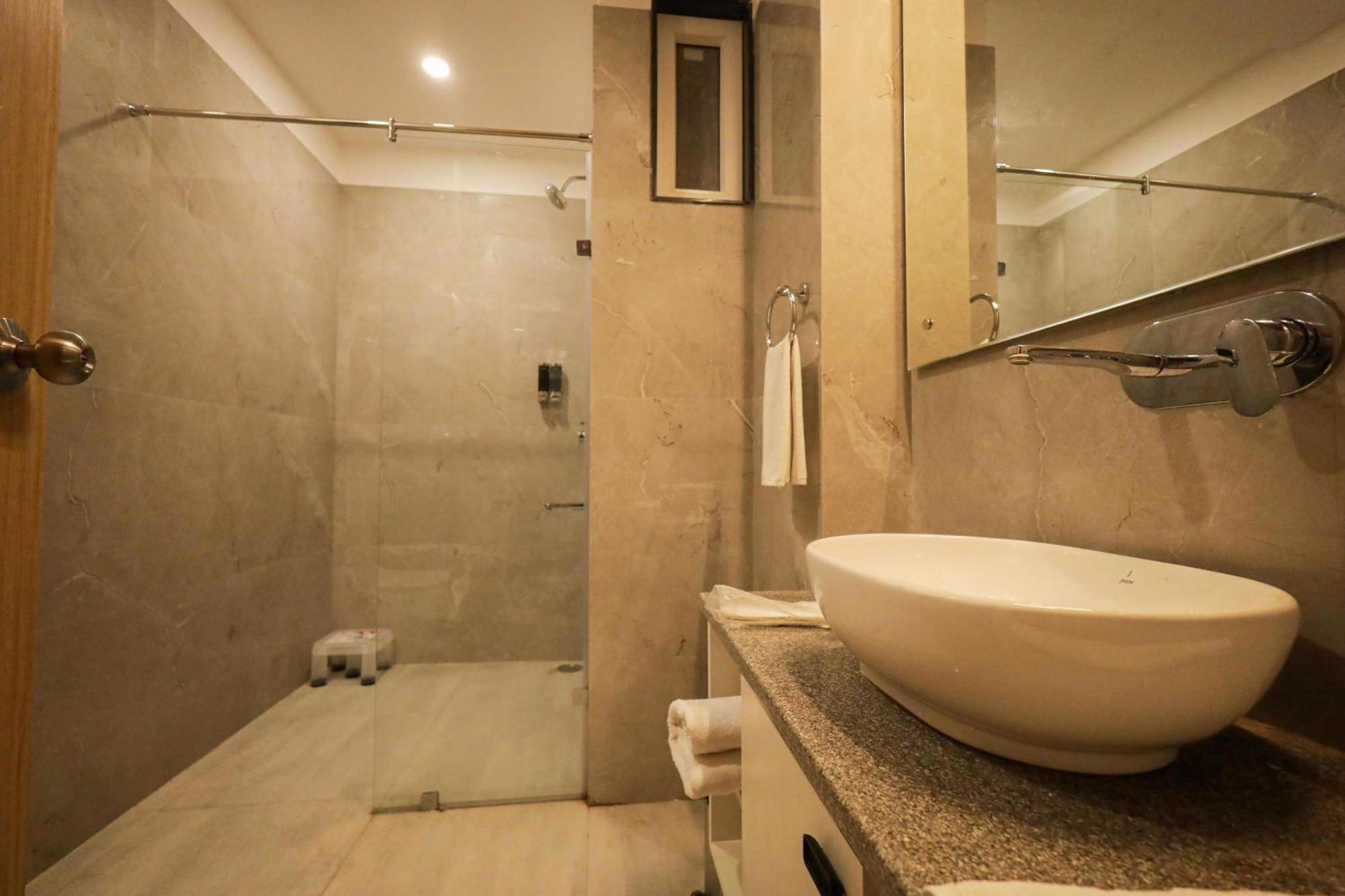 The Royal Legacy Hotel ลัคเนา ภายนอก รูปภาพ