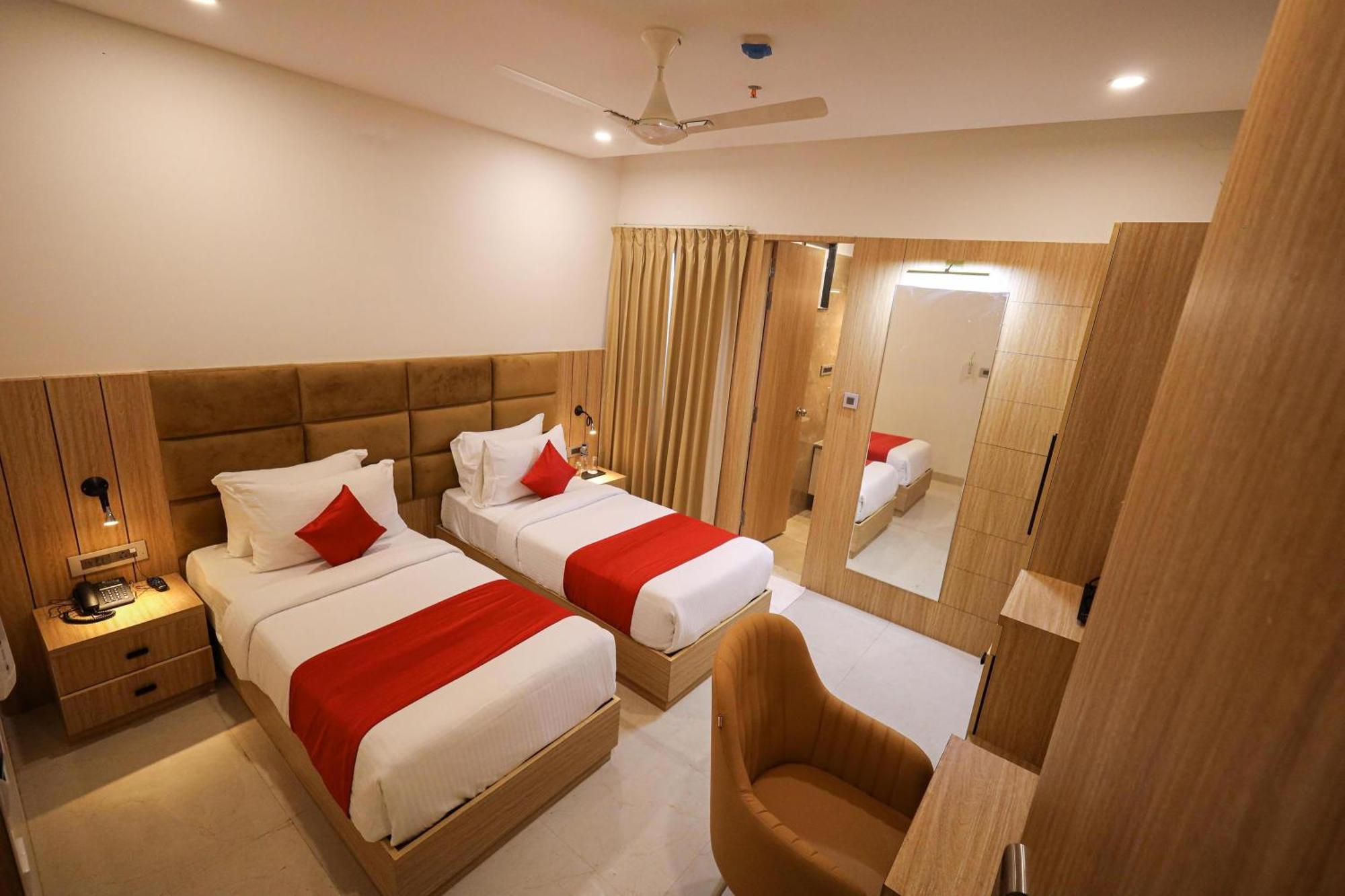 The Royal Legacy Hotel ลัคเนา ภายนอก รูปภาพ