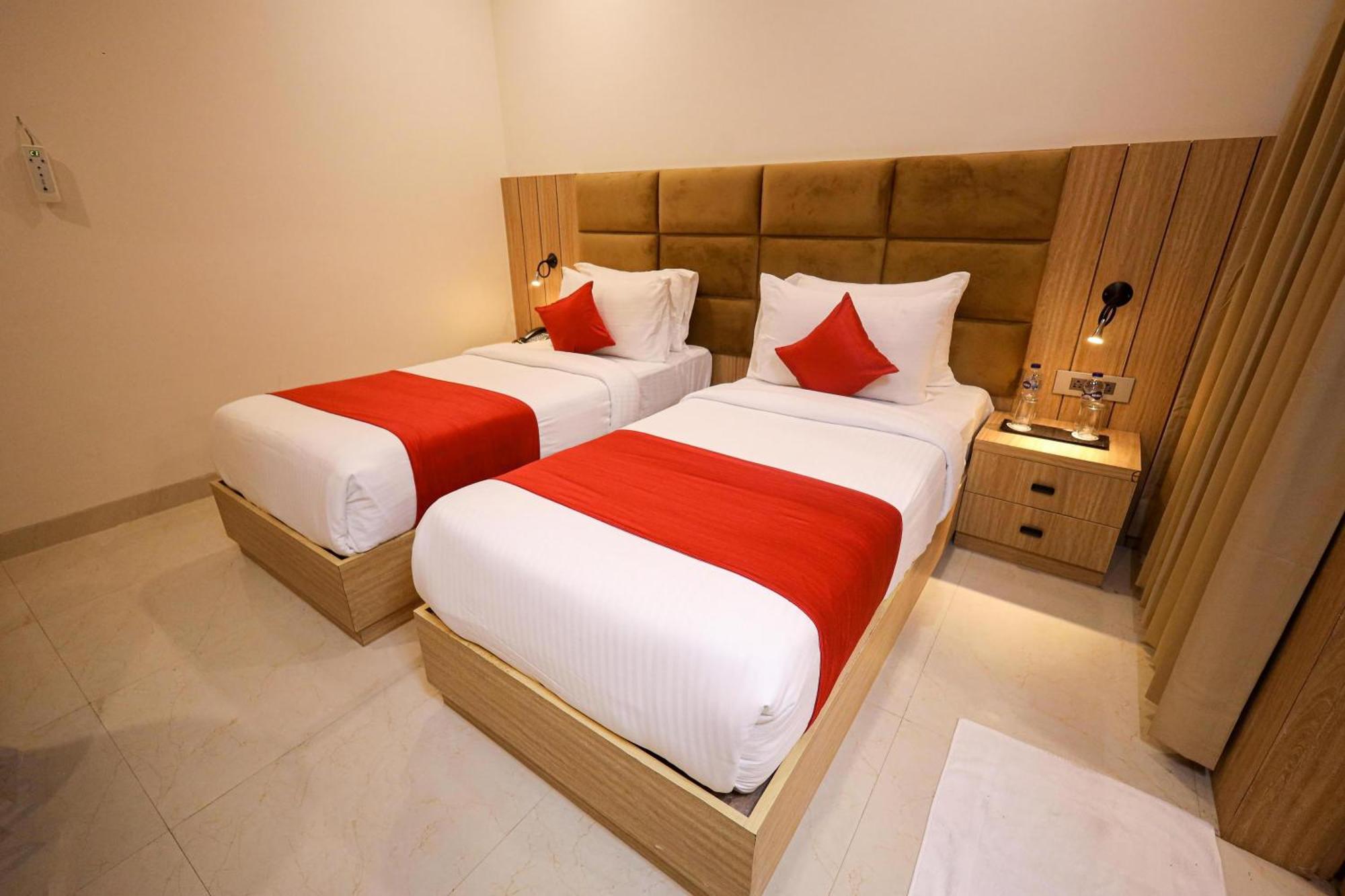 The Royal Legacy Hotel ลัคเนา ภายนอก รูปภาพ