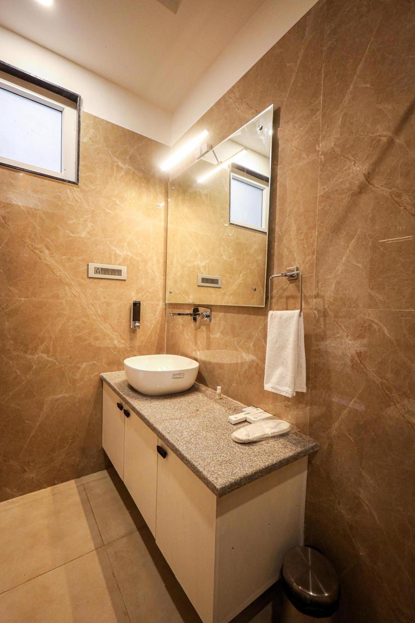 The Royal Legacy Hotel ลัคเนา ภายนอก รูปภาพ