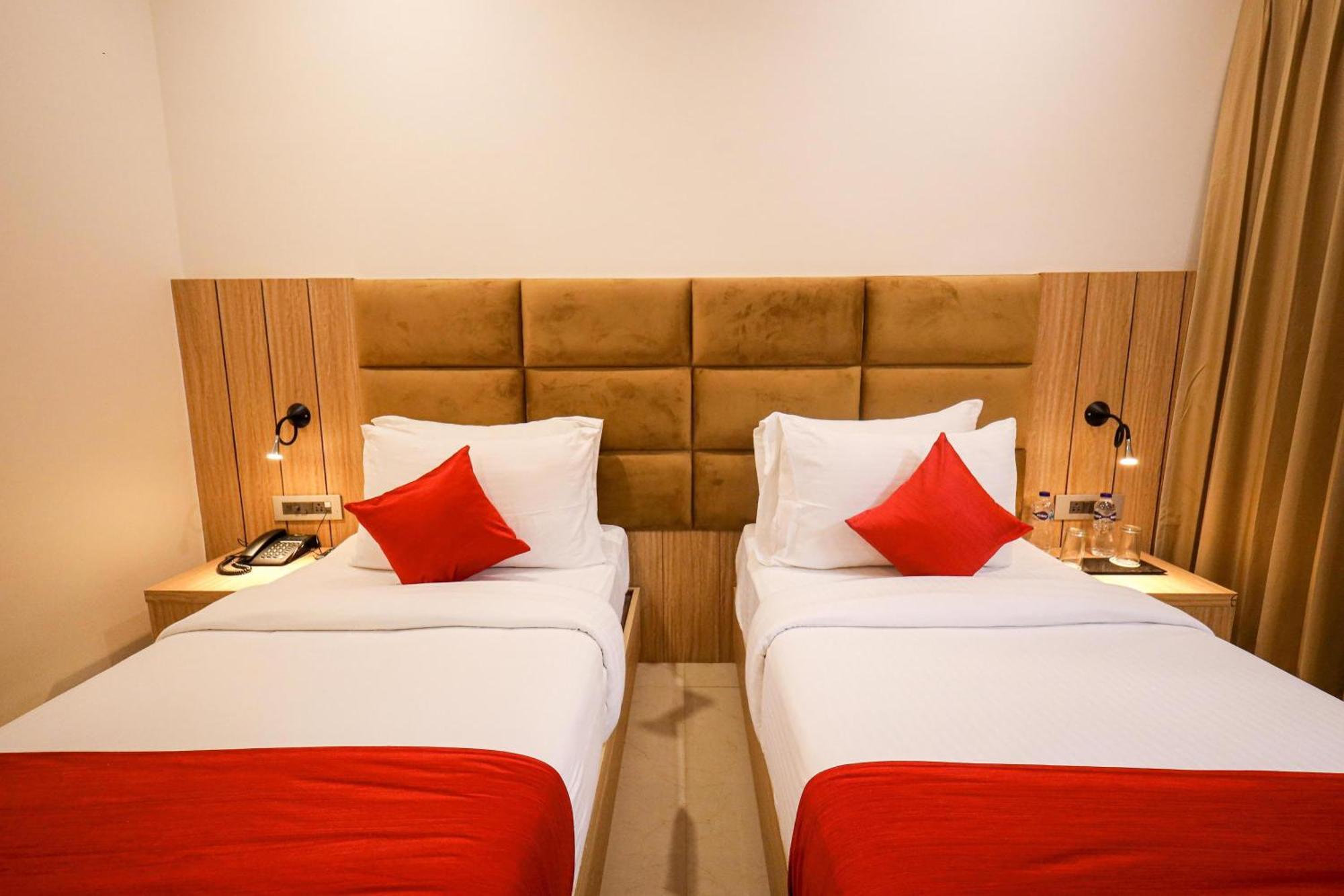 The Royal Legacy Hotel ลัคเนา ภายนอก รูปภาพ