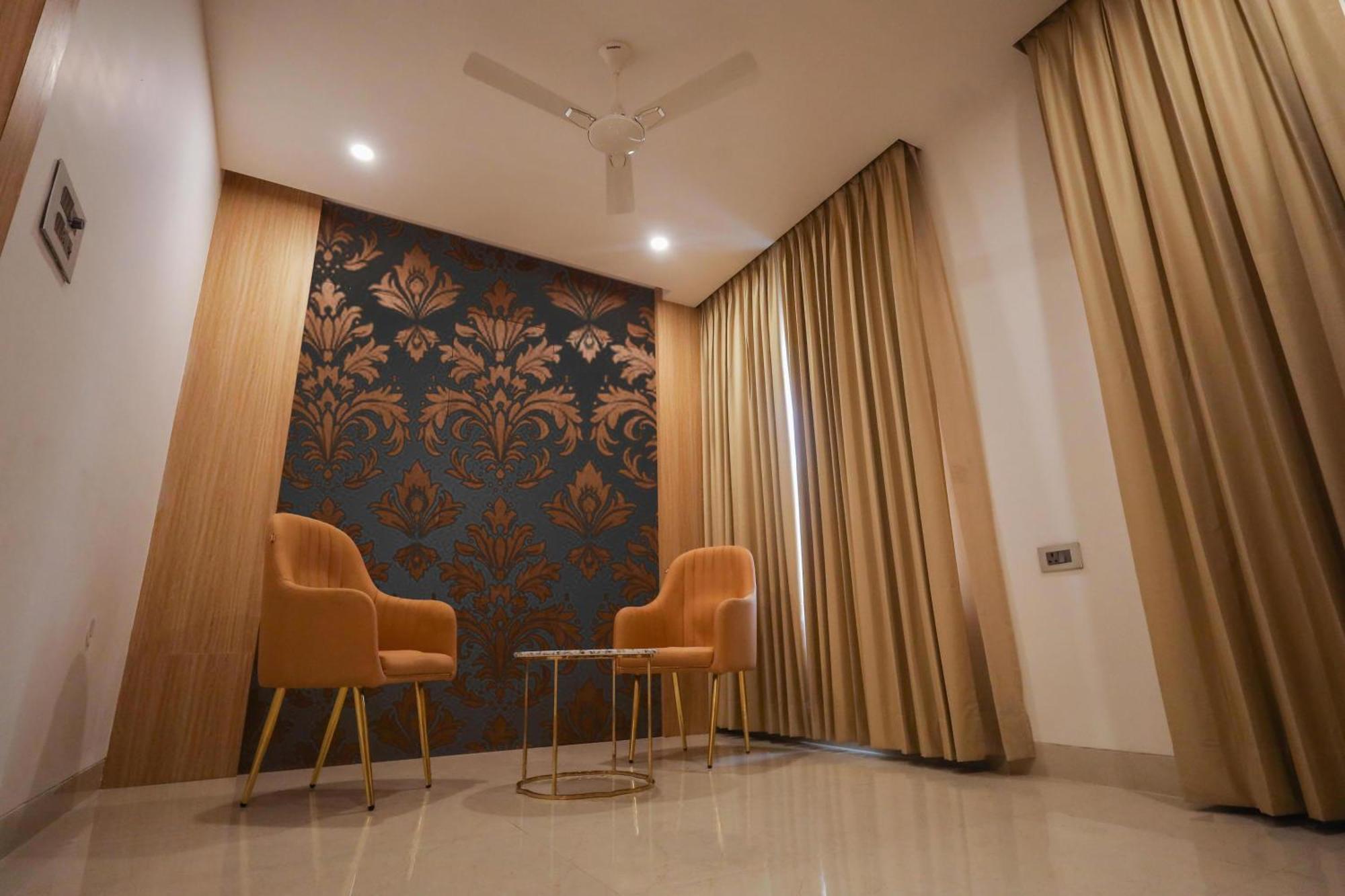 The Royal Legacy Hotel ลัคเนา ภายนอก รูปภาพ